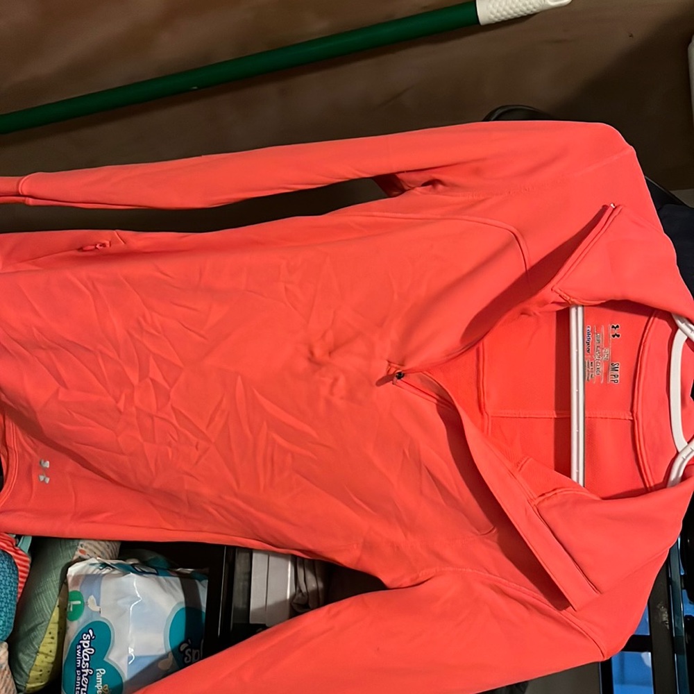 Under Armour Cold Gear Long Sleeve with thumb loop  size Small and Petite, Pink